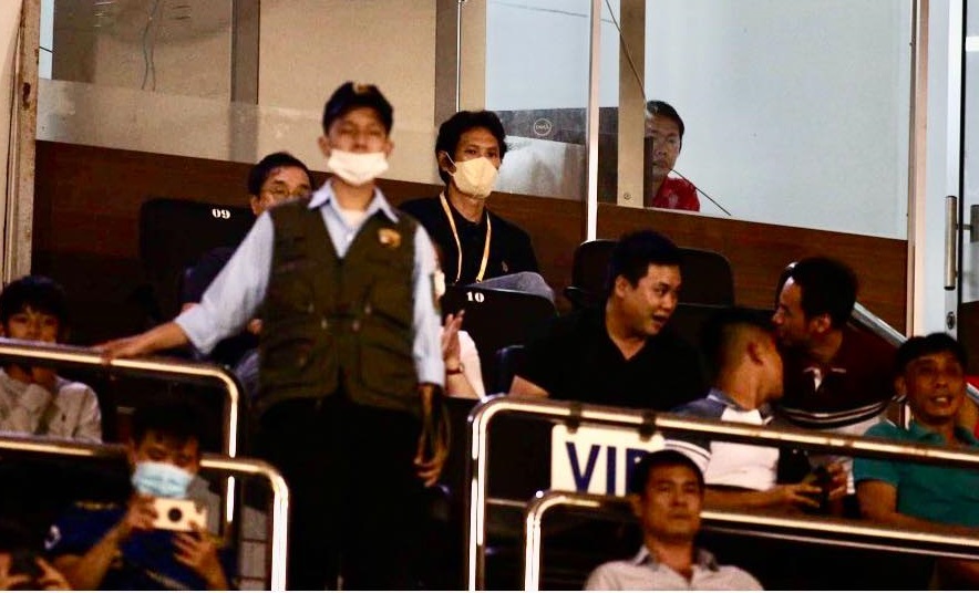 Hai người đặc biệt xuất hiện trên khán đài sân Thống Nhất trong trận TPHCM - HAGL 1