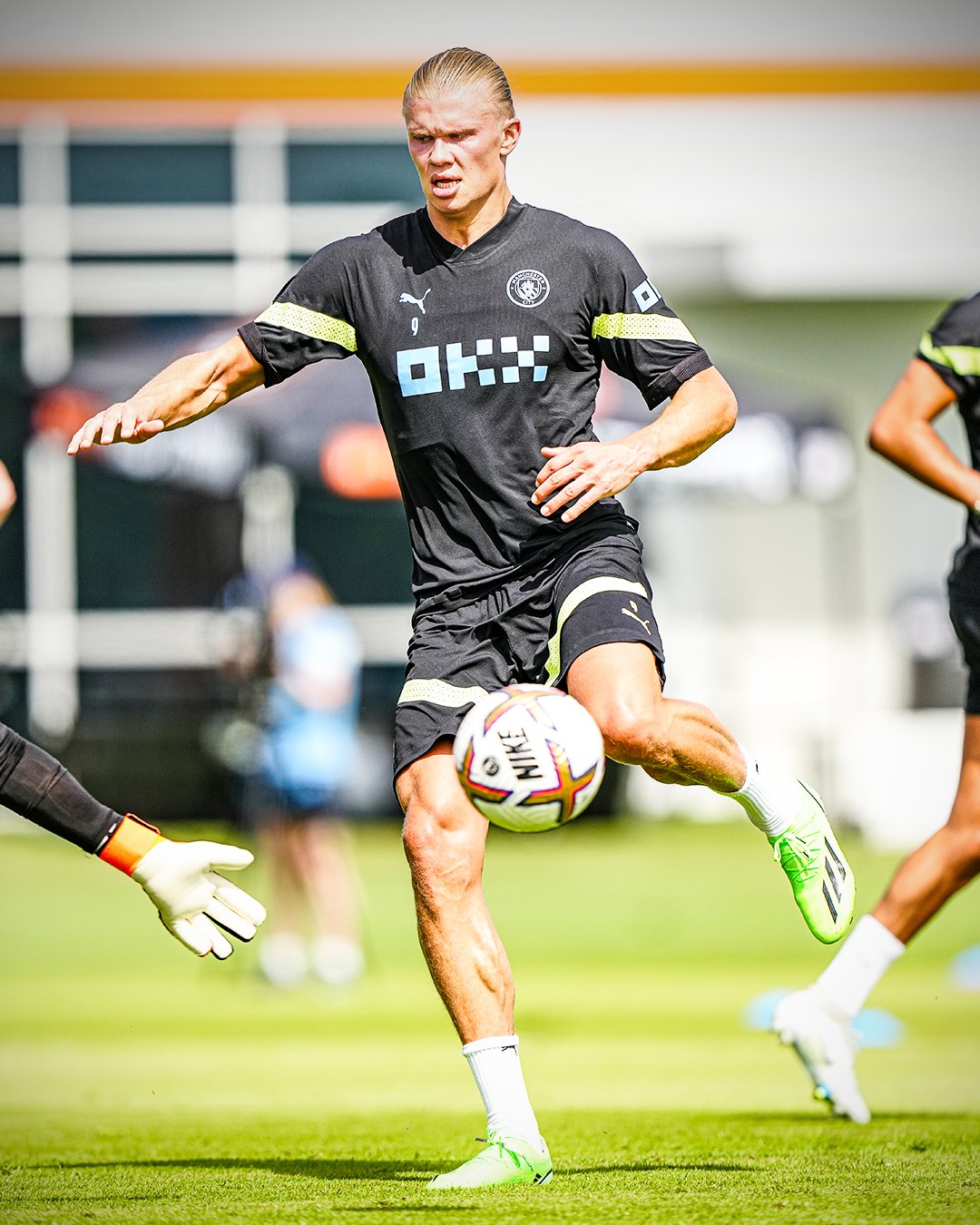 Erling Haaland gây ấn tượng ở buổi tập đầu tiên ở Man City 1