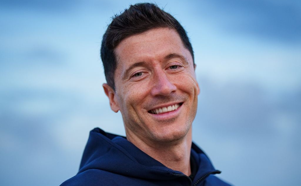 Robert Lewandowski gia nhập Barcelona Robert Lewandowski gia nhap Barcelona