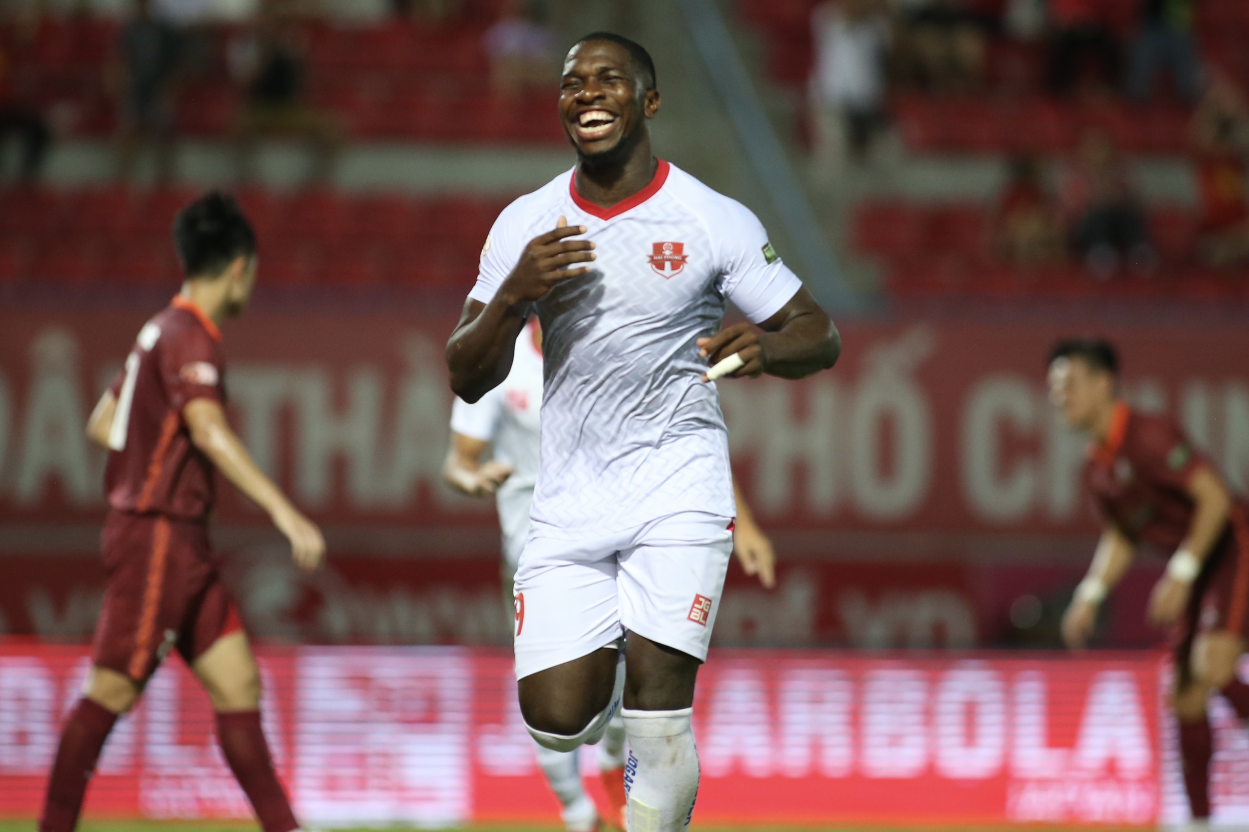 CLB Hải Phòng Sống trên hơi thở Gordon Rimario 2