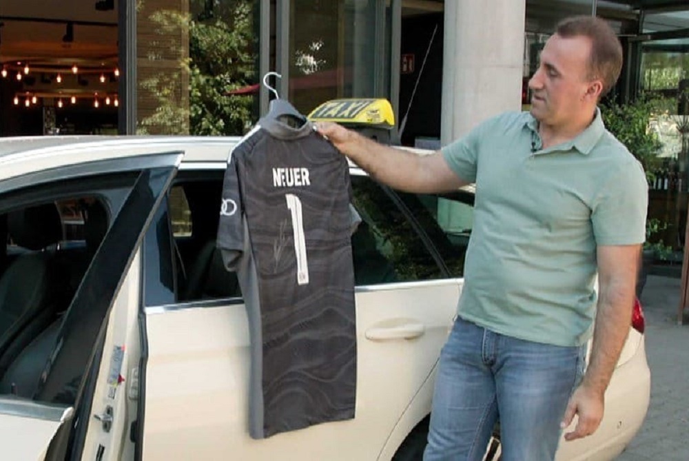 Tài xế taxi cảm thấy bị xúc phạm vì được Neuer tặng áo đấu 1