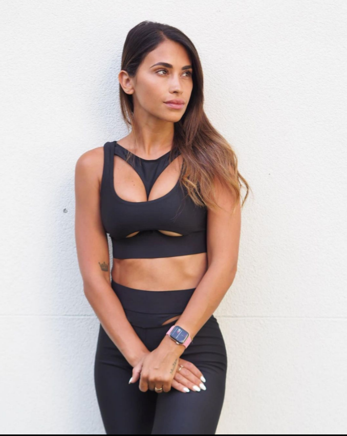 Thân hình cực chuẩn của bà xã Lionel Messi 1