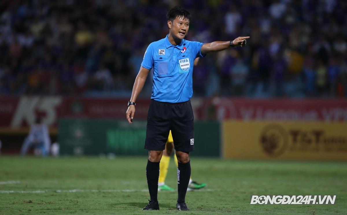 Trong tai Nguyen Manh Hai Ha Noi vs SLNA 31/7