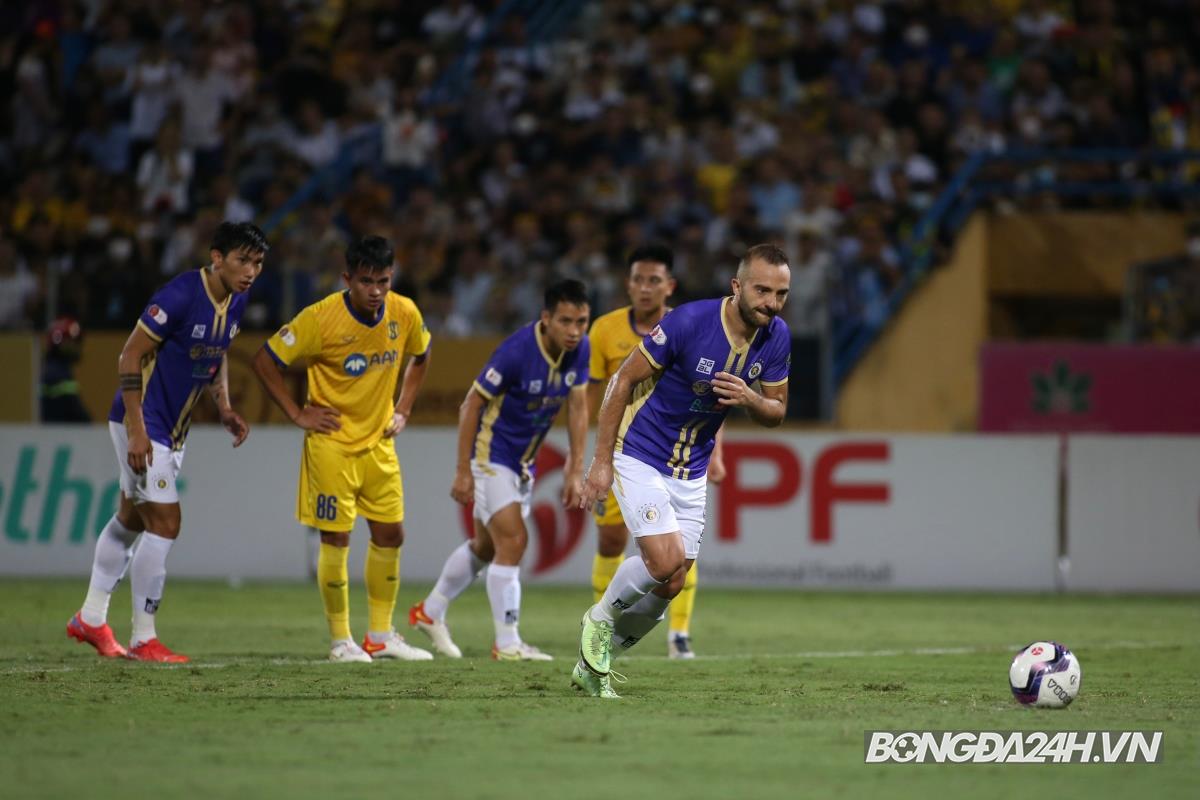 Căng thẳng, quyết liệt và những tranh cãi trong ngày Hà Nội lên ngôi đầu bảng 5