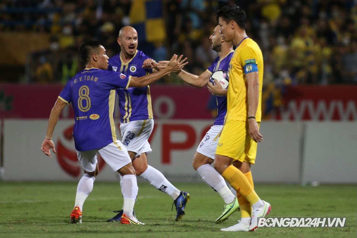 Căng thẳng, quyết liệt và những tranh cãi trong ngày Hà Nội lên ngôi đầu bảng 6