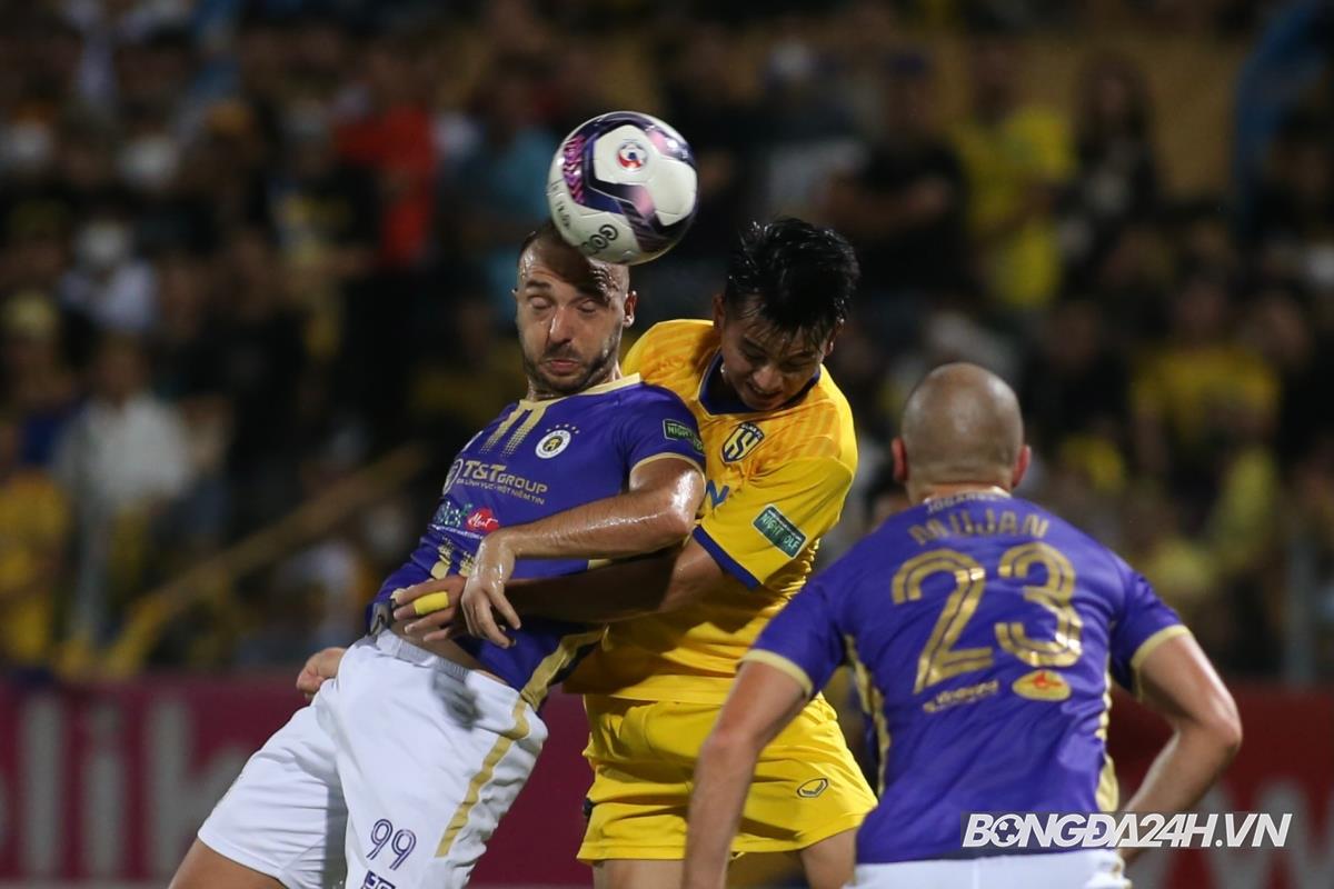 Căng thẳng, quyết liệt và những tranh cãi trong ngày Hà Nội lên ngôi đầu bảng 7