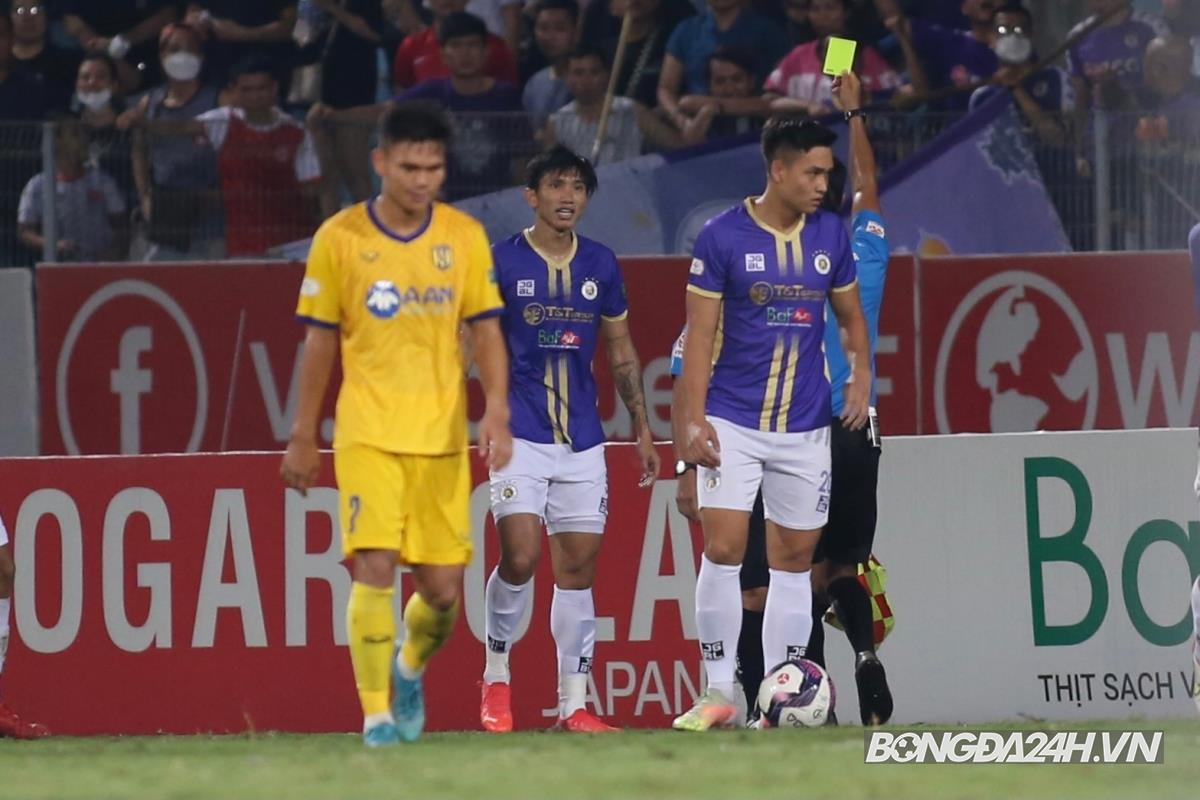 Căng thẳng, quyết liệt và những tranh cãi trong ngày Hà Nội lên ngôi đầu bảng 8