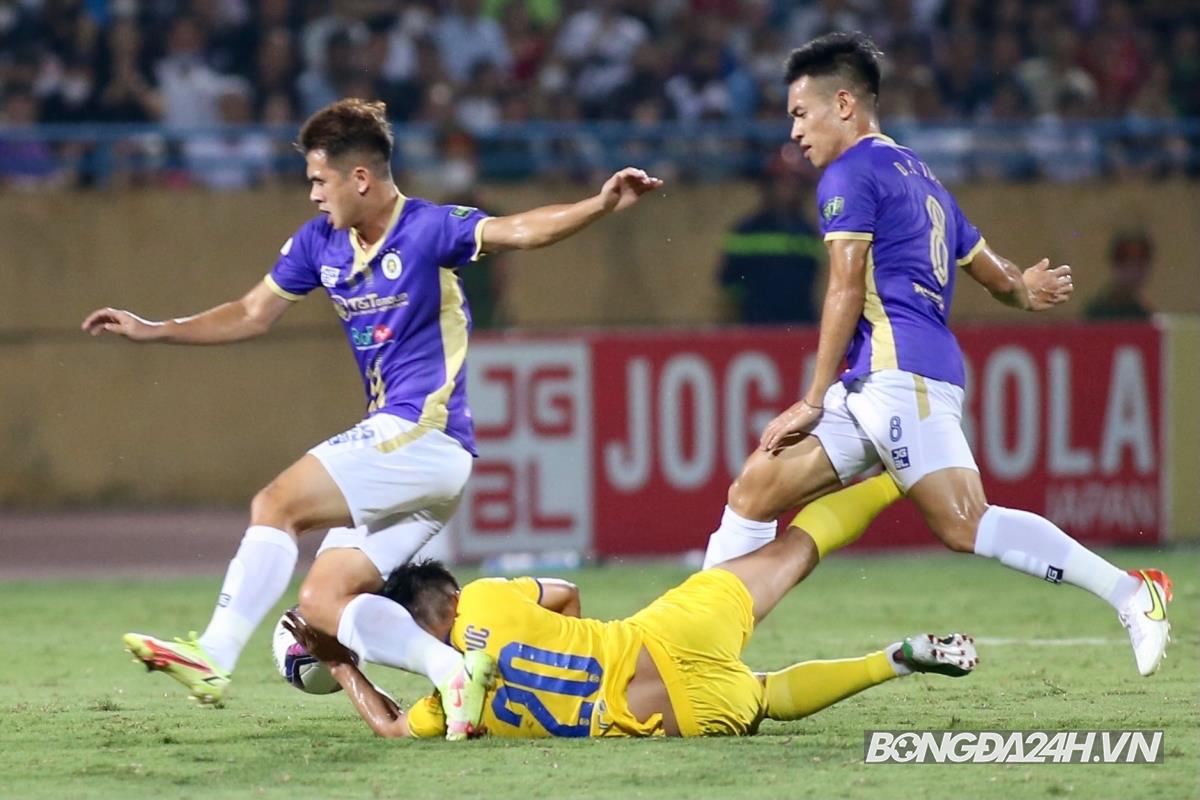 Căng thẳng, quyết liệt và những tranh cãi trong ngày Hà Nội lên ngôi đầu bảng 2