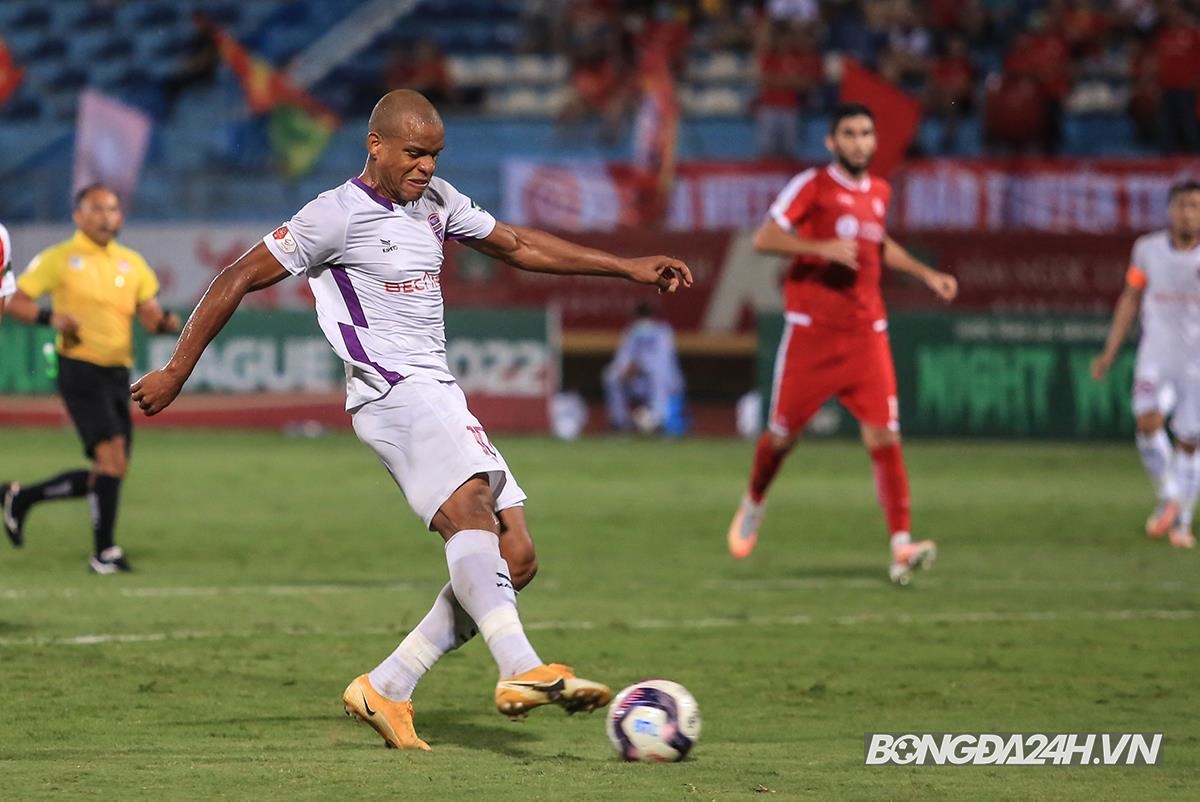 Đức Chiến nổi nóng với đồng đội ngay trước khi Viettel nhận bàn thua 4