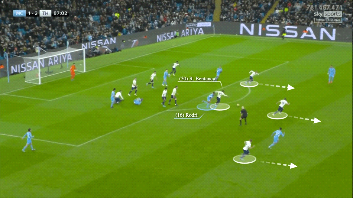 Phạm lỗi chiến thuật thế nào cho khéo ở Premier league 11