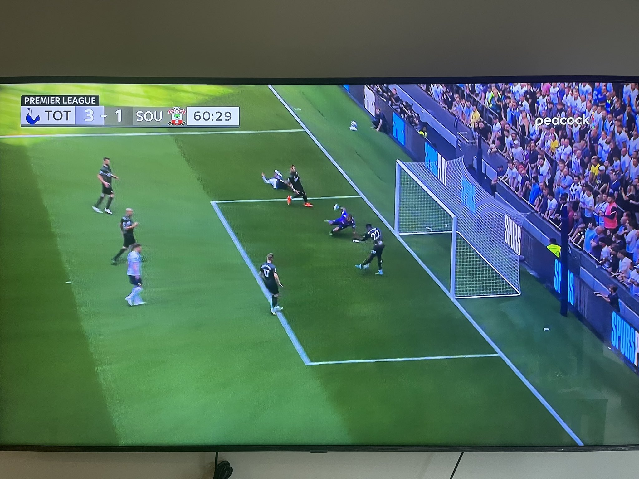 Hậu vệ Southampton phản lưới nhà trước Spurs gây sốt 2