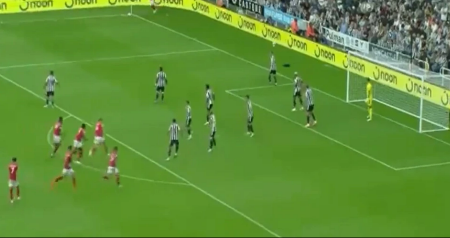 Tình huống dàn xếp đá phạt góc có một không hai của Nottingham Forest 2