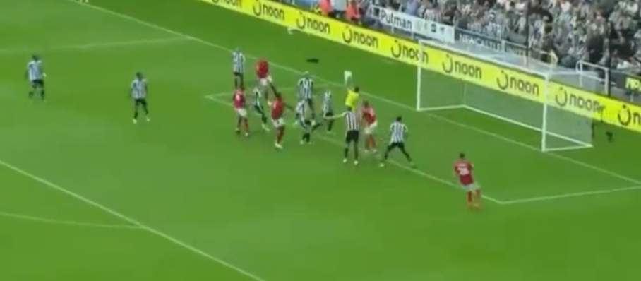 Tình huống dàn xếp đá phạt góc có một không hai của Nottingham Forest 3