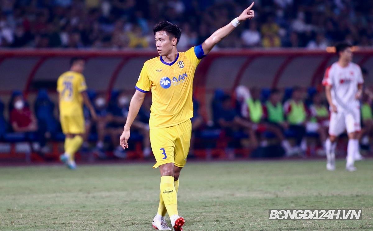 Bùi Tiến Dũng tái xuất sân cỏ sau 5 tháng 4 Bùi Tiến Dũng tái xuất sân cỏ sau 5 tháng 4