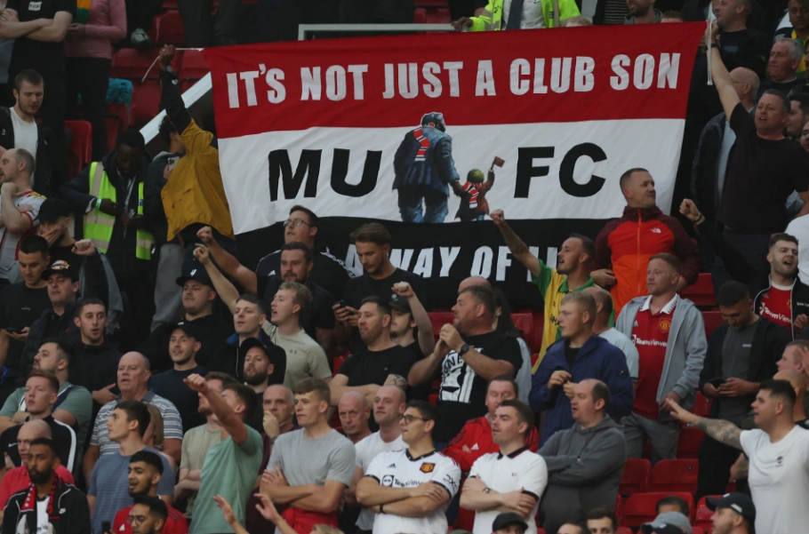 CĐV MU thực hiện lời hứa trước trận đấu với Liverpool 2