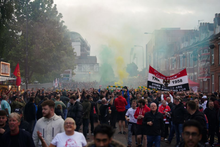 CĐV MU thực hiện lời hứa trước trận đấu với Liverpool 4