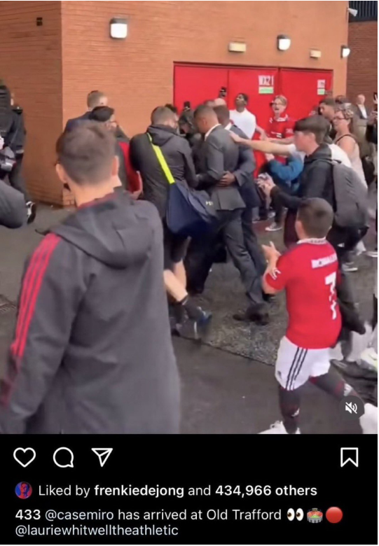 Frenkie de Jong theo dõi Casemiro và Tyrell Malacia 1 Frenkie de Jong theo dõi Casemiro và Tyrell Malacia 1