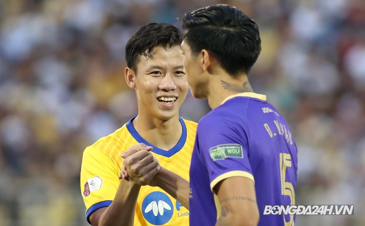 Que Ngoc Hai bat tay doan Van Hau sau tran Ha Noi vs SLNA 26/8