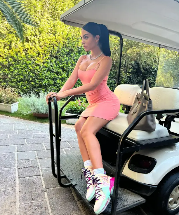 Georgina Rodriguez khoe thân hình nóng bỏng 3 Georgina Rodriguez khoe thân hình nóng bỏng 3