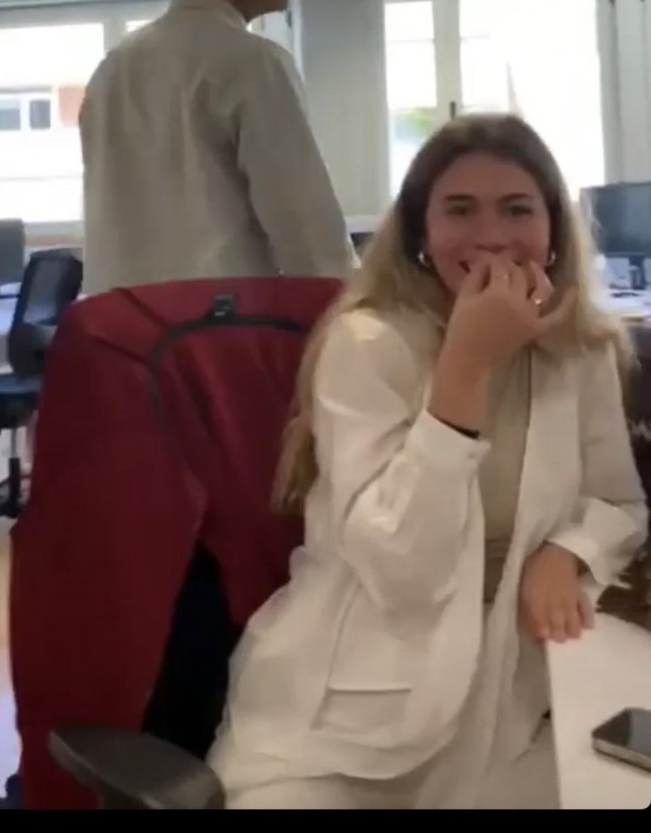 Cận cảnh nhan sắc tình mới của Gerard Pique 2 Cận cảnh nhan sắc tình mới của Gerard Pique 2