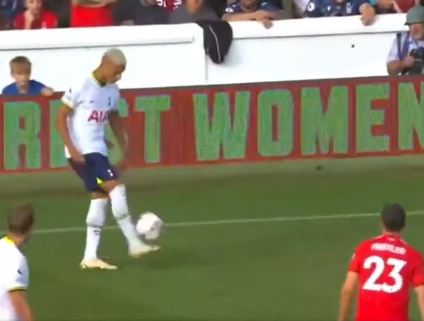 Richarlison phô diễn kỹ thuật ngay trên sân và cái kết 3 Richarlison phô diễn kỹ thuật ngay trên sân và cái kết 3