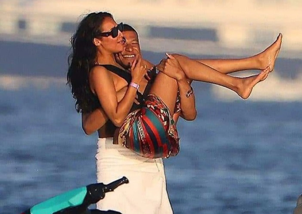 Mbappe gây sốc khi hẹn hò siêu mẫu chuyển giới hơn 9 tuổi 1