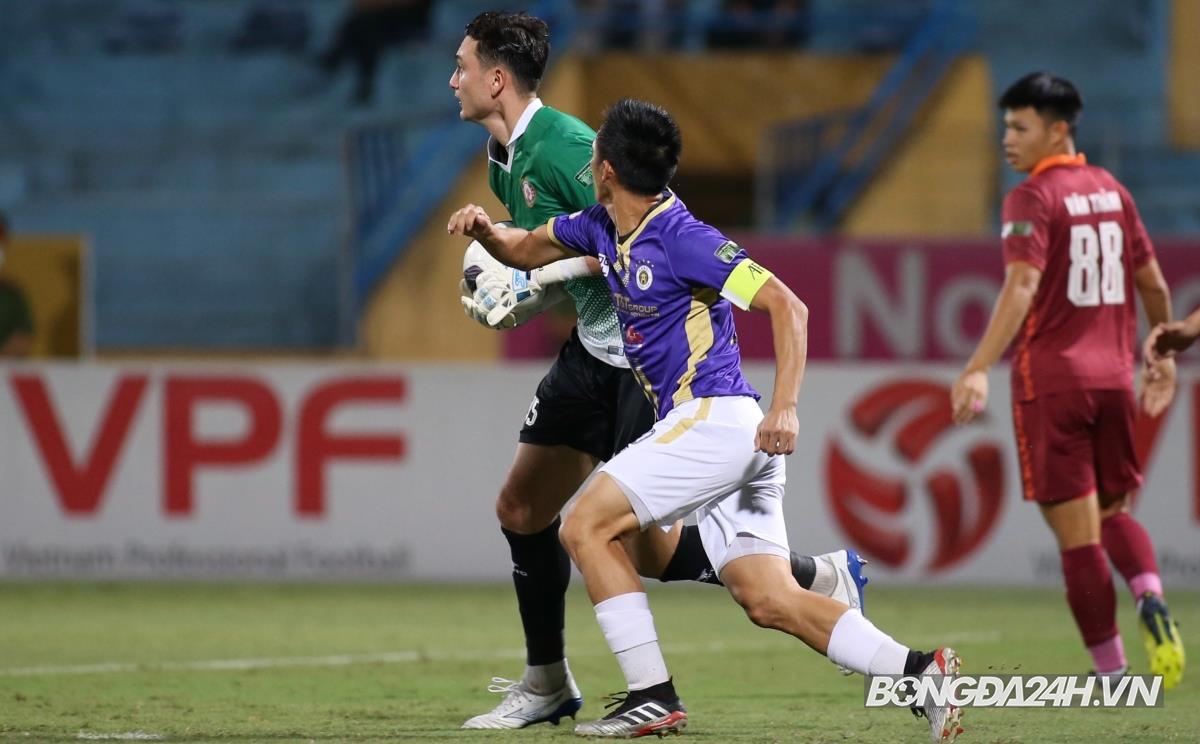 Văn Lâm toả sáng trong lần đầu trở lại V-League 3