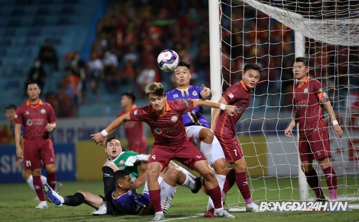 Văn Lâm toả sáng trong lần đầu trở lại V-League 4