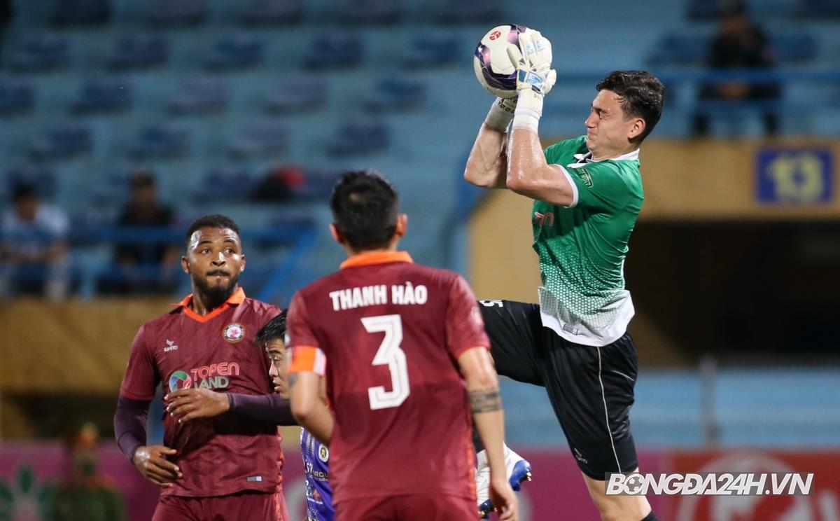 Văn Lâm toả sáng trong lần đầu trở lại V-League 5