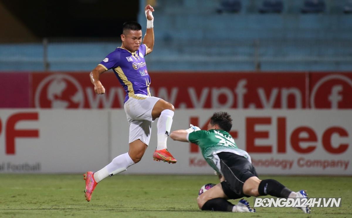 Đặng Văn Lâm toả sáng trong lần đầu trở lại V-League