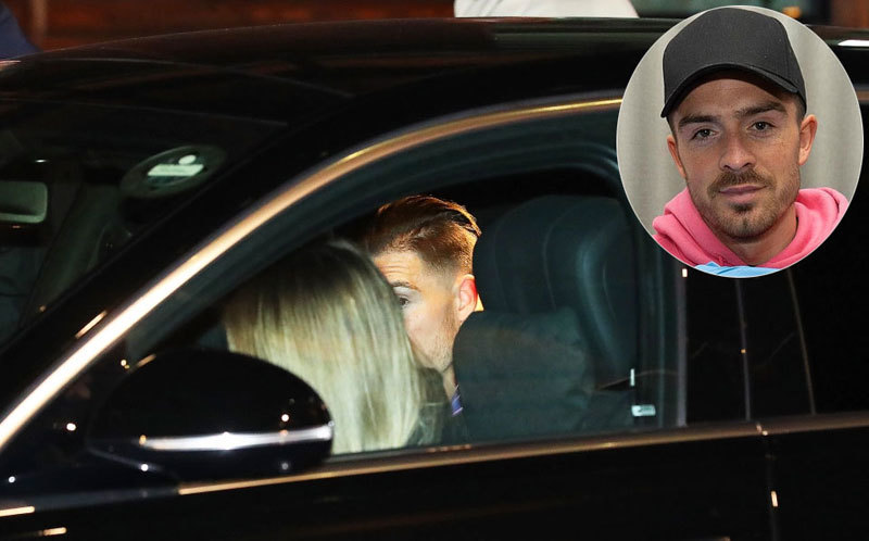 Jack Grealish toi nha hang tu som de chuan bi cho bua tiec.