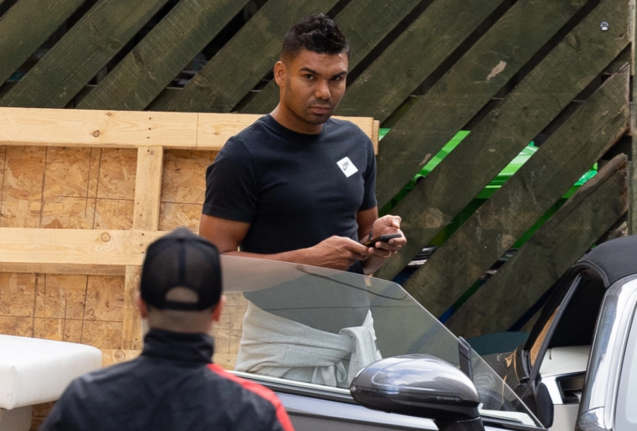 Casemiro và vợ dọn đến nơi ở mới 2 Casemiro và vợ dọn đến nơi ở mới 2