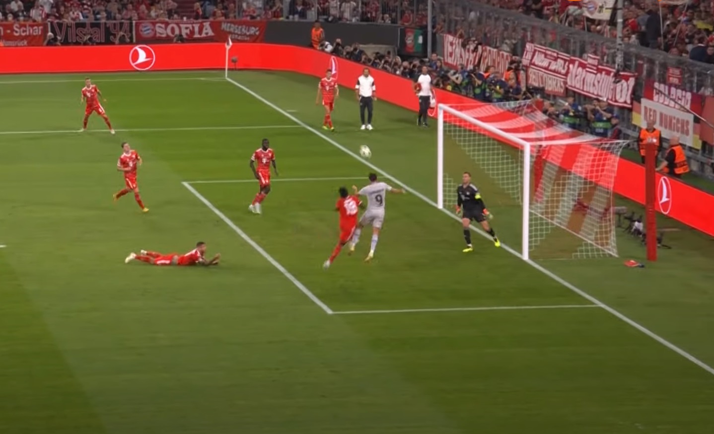 2 pha bỏ lỡ không thể tin nổi của Lewandowski trước Bayern 2