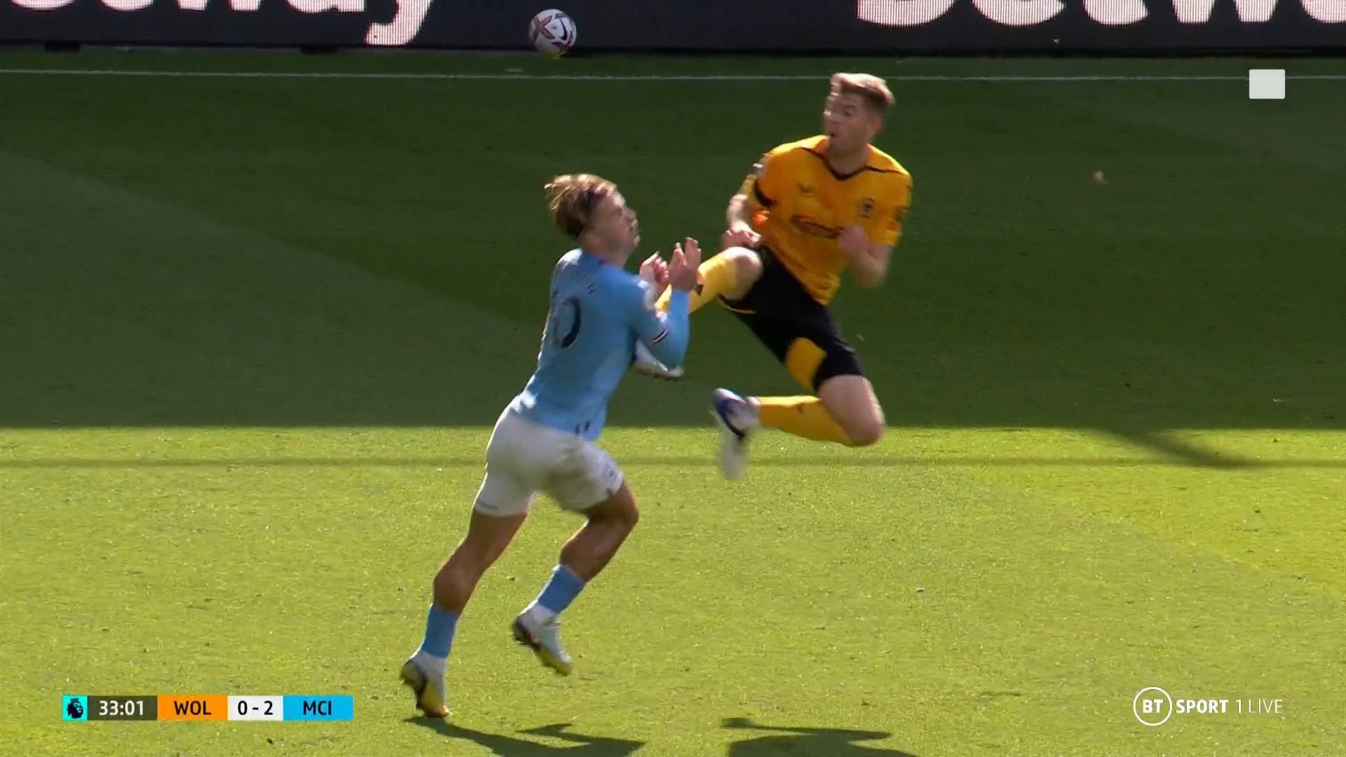 Can canh tinh huong Nathan Collins dap thang vao bung cua Jack Grealish