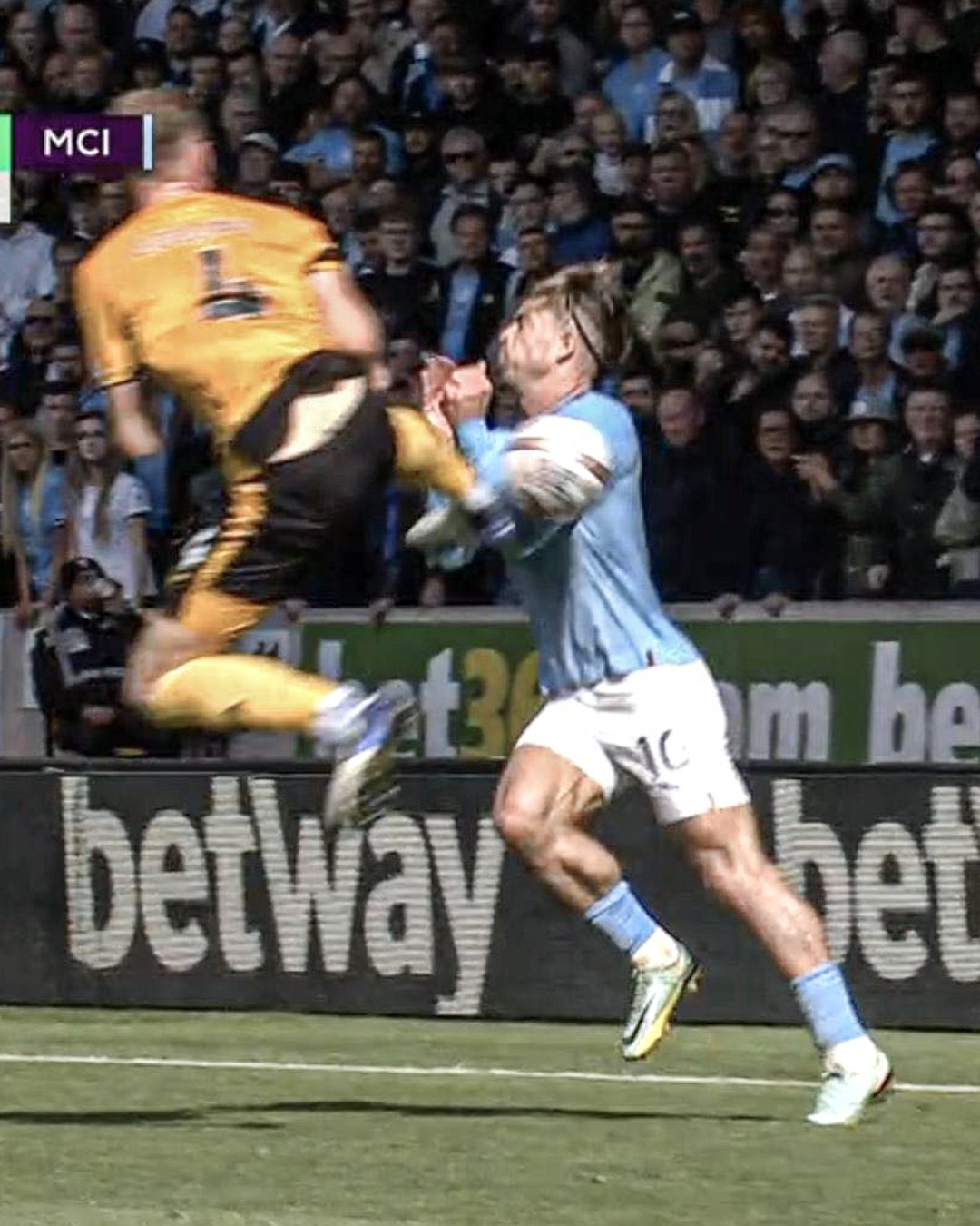 Cận cảnh tình huống Nathan Collins đạp thẳng vào bụng của Jack Grealish 1