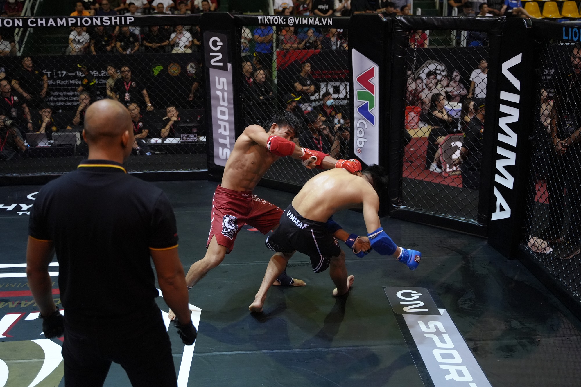 Vợ võ sĩ Duy Nhất bật khóc sau khi chồng thắng ngoạn mục 3