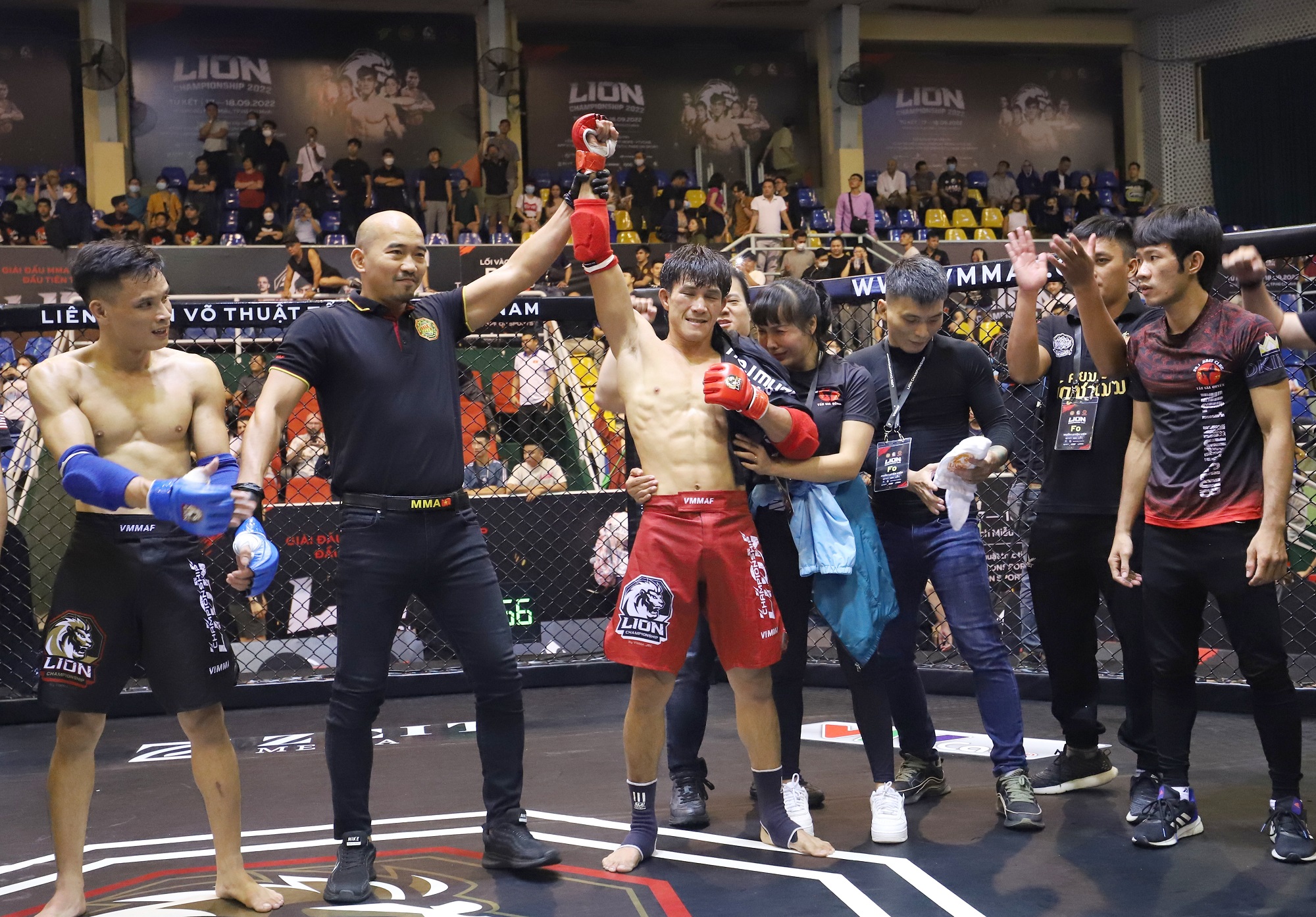 Vợ võ sĩ Duy Nhất bật khóc sau khi chồng thắng ngoạn mục 5