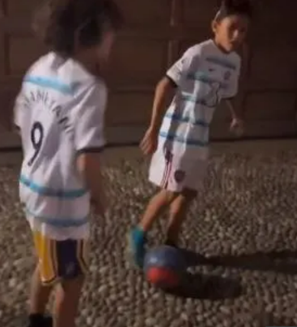 Con Aubameyang mặc áo Chelsea nhưng quần lại của Arsenal 2