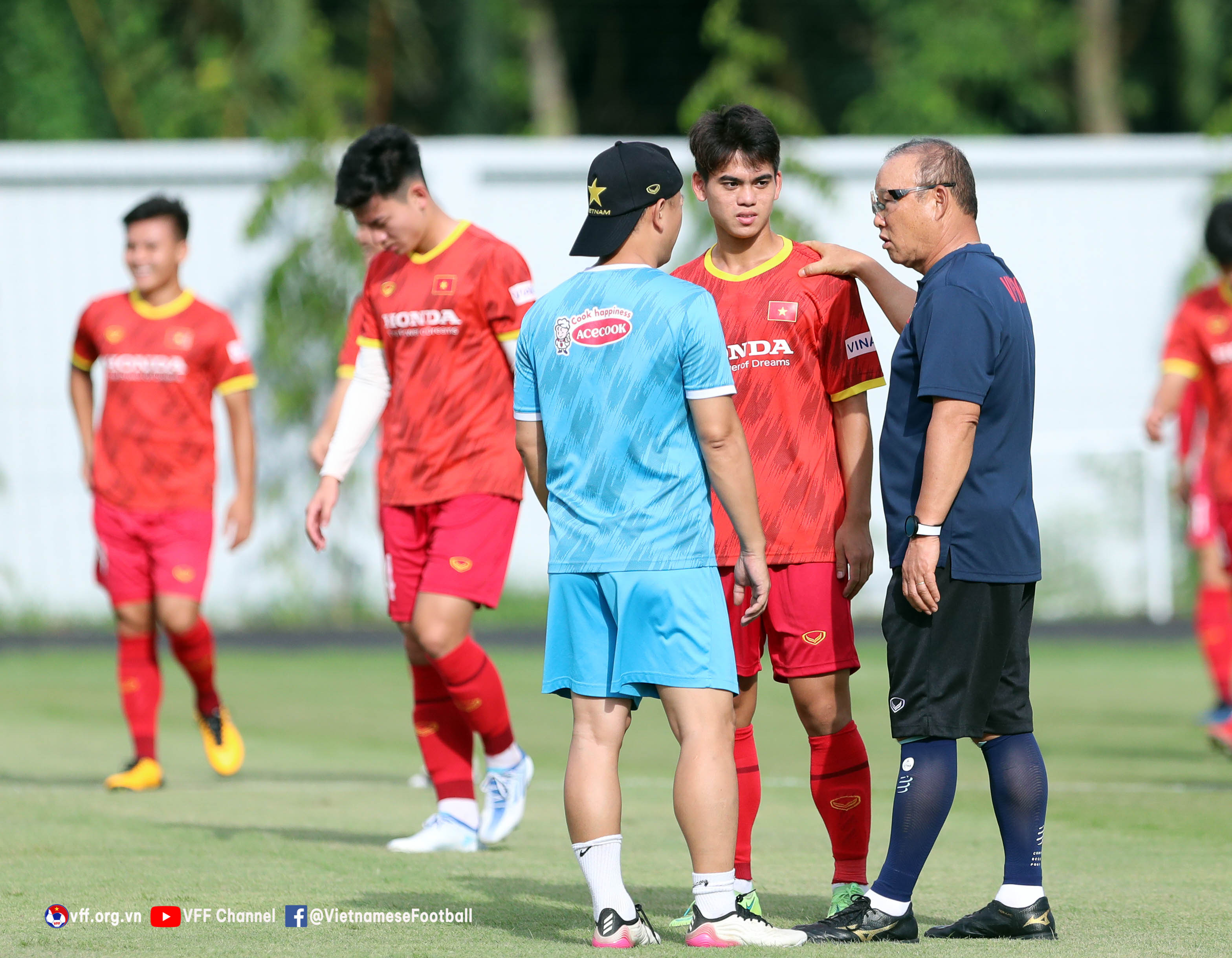 Tien ve tre Khuat Van Khang nhan duoc su quan tam dac biet cua HLV Park Hang Seo