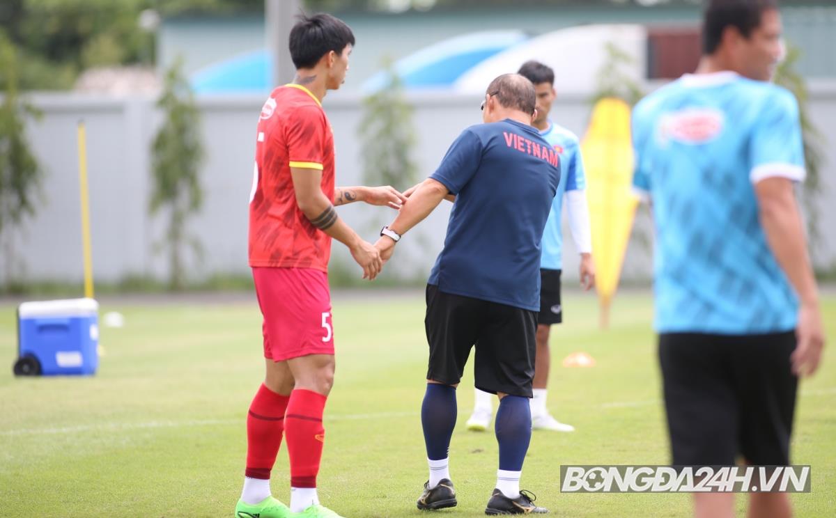 HLV Park Hang Seo trở lại Việt Nam, nhiệt tình chỉ bảo sao trẻ 7 HLV Park Hang Seo trở lại Việt Nam, nhiệt tình chỉ bảo sao trẻ 7