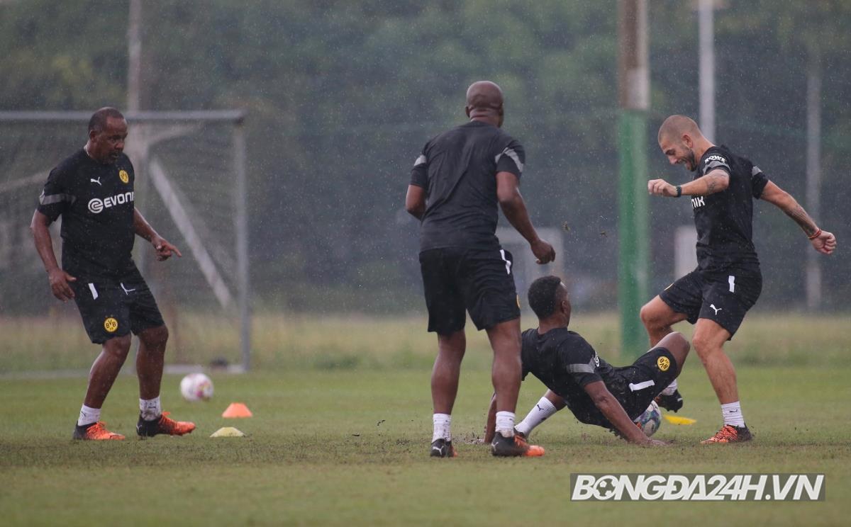 Vietnam All Stars dầm mưa tập trước ngày chiến Dortmund 5 Vietnam All Stars dầm mưa tập trước ngày chiến Dortmund 5