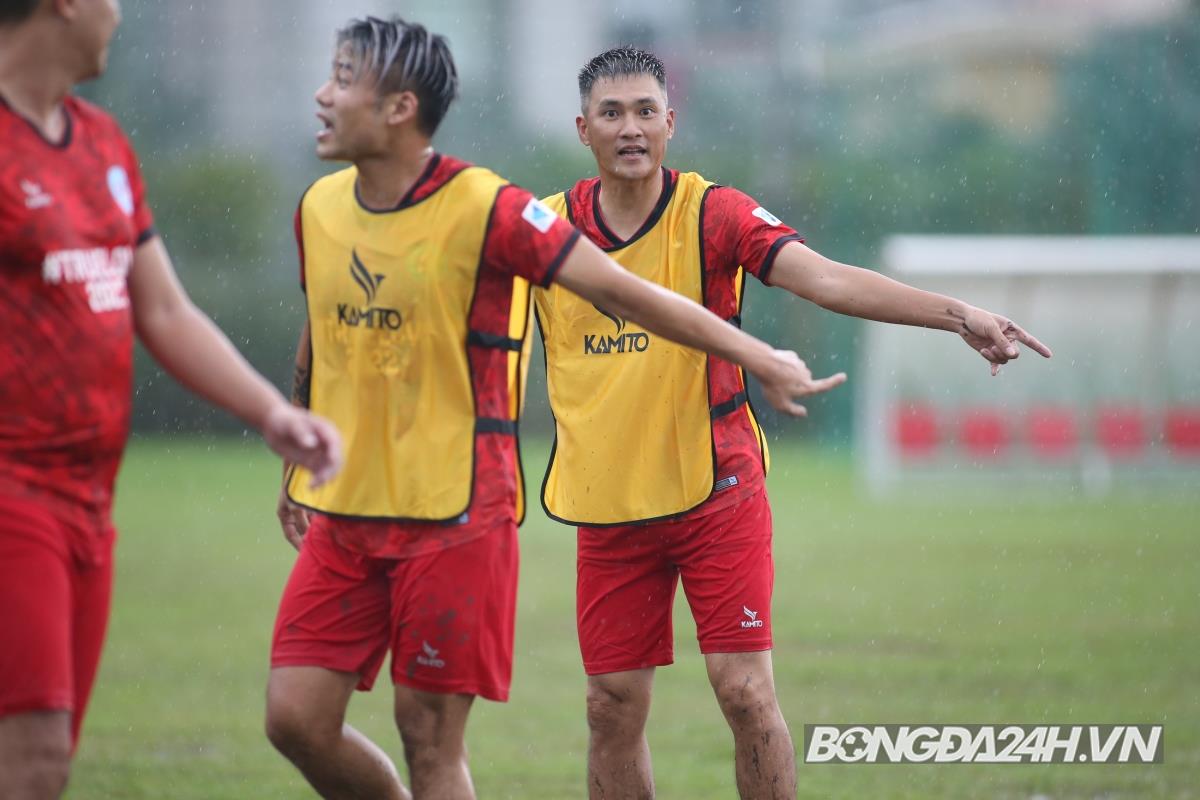 Vietnam All Stars dầm mưa tập trước ngày chiến Dortmund 6 Vietnam All Stars dầm mưa tập trước ngày chiến Dortmund 6