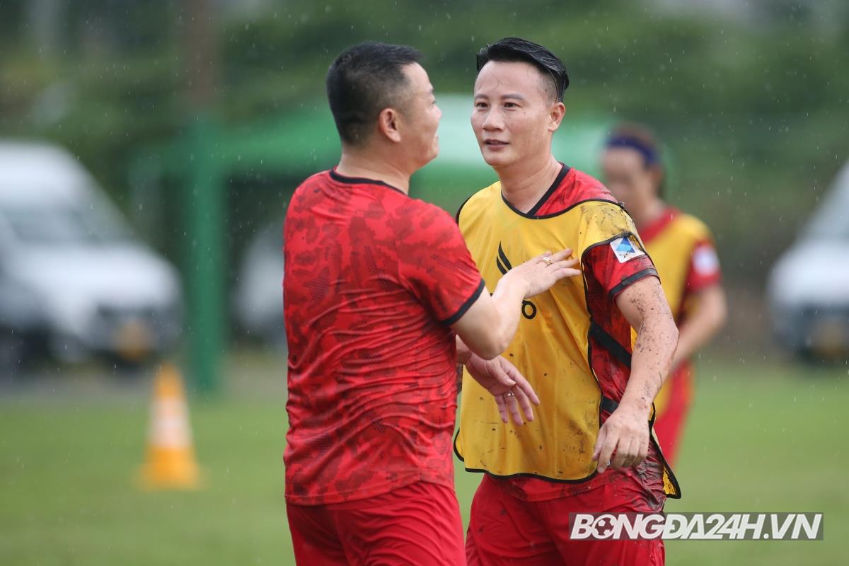 Vietnam All Stars dầm mưa tập trước ngày chiến Dortmund 7 Vietnam All Stars dầm mưa tập trước ngày chiến Dortmund 7