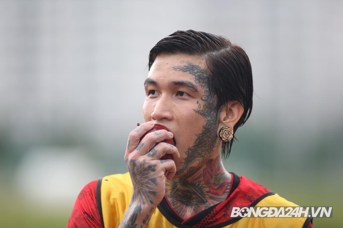 Vietnam All Stars dầm mưa tập trước ngày chiến Dortmund 8 Vietnam All Stars dầm mưa tập trước ngày chiến Dortmund 8