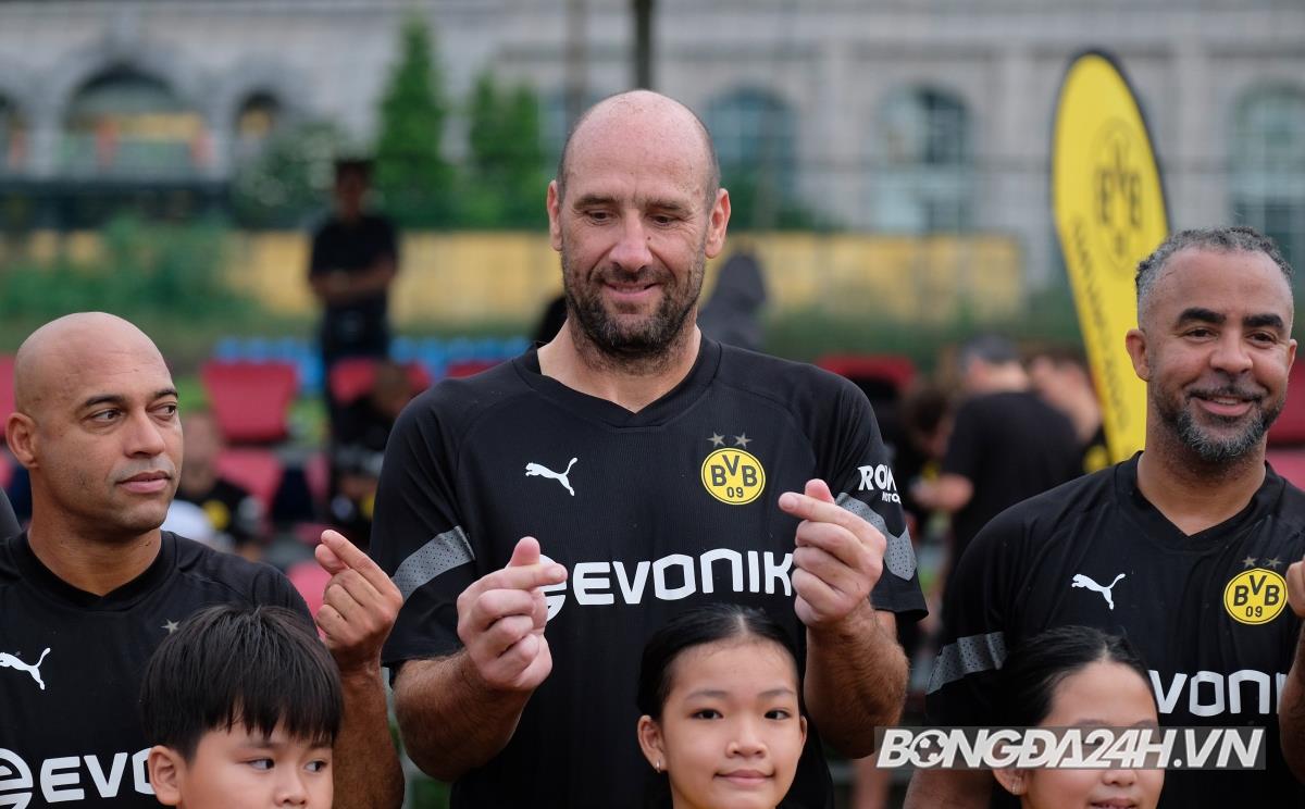 Vietnam All Stars dầm mưa tập trước ngày chiến Dortmund 4 Vietnam All Stars dầm mưa tập trước ngày chiến Dortmund 4