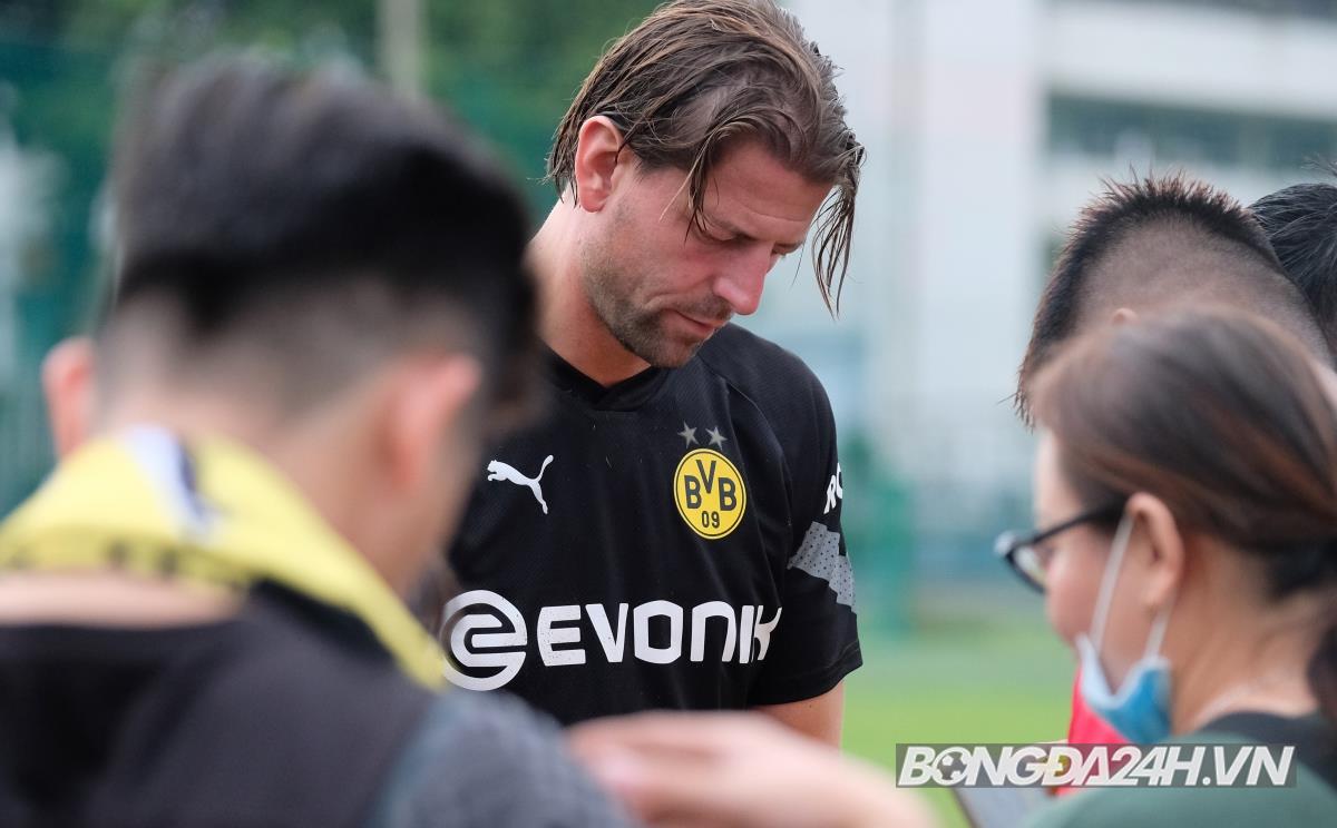 Vietnam All Stars dầm mưa tập trước ngày chiến Dortmund 3 Vietnam All Stars dầm mưa tập trước ngày chiến Dortmund 3