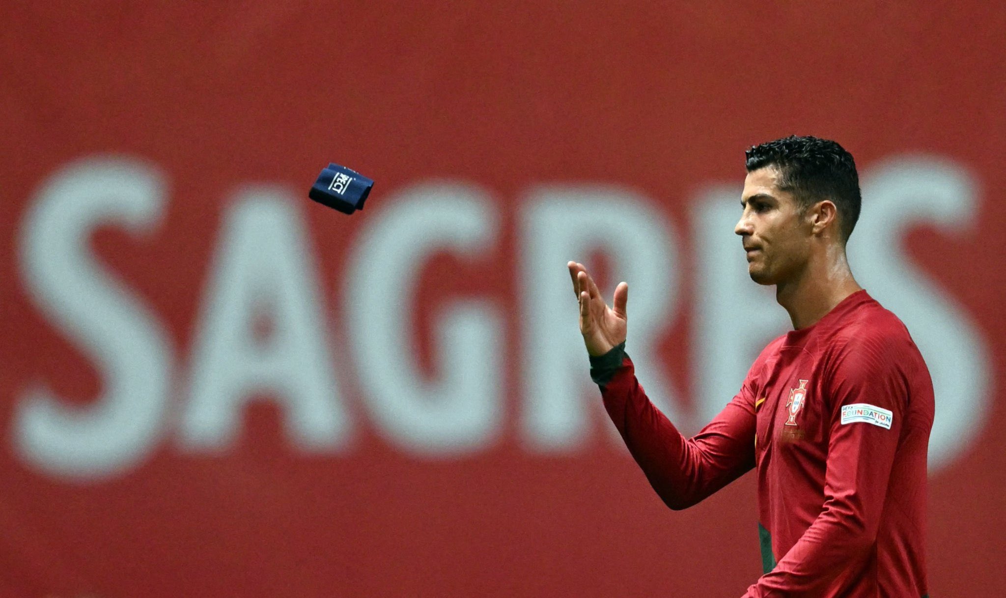 Ronaldo lại ném băng đội trưởng ĐT Bồ Đào Nha 1 Ronaldo lại ném băng đội trưởng ĐT Bồ Đào Nha 1