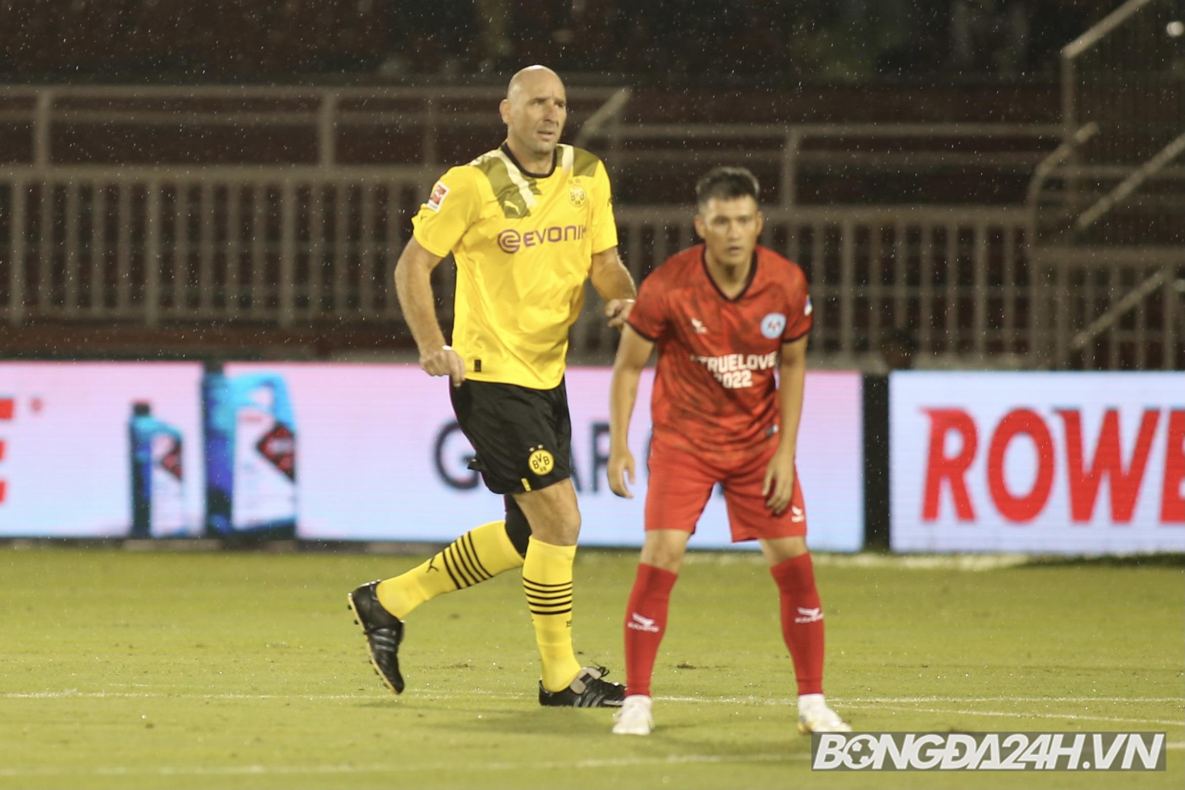 Trực tiếp ngôi sao Việt Nam 1-3 huyền thoại Dortmund (H2) Lê Công Vinh ghi bàn từ chấm 11m 2