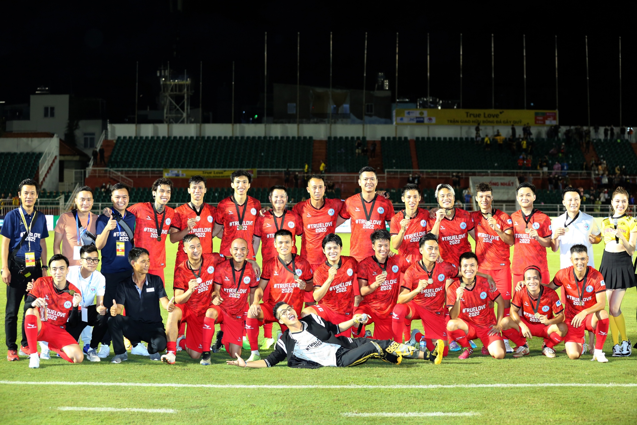 Những cái ôm ấm áp trong trận đấu ý nghĩa True Love 8