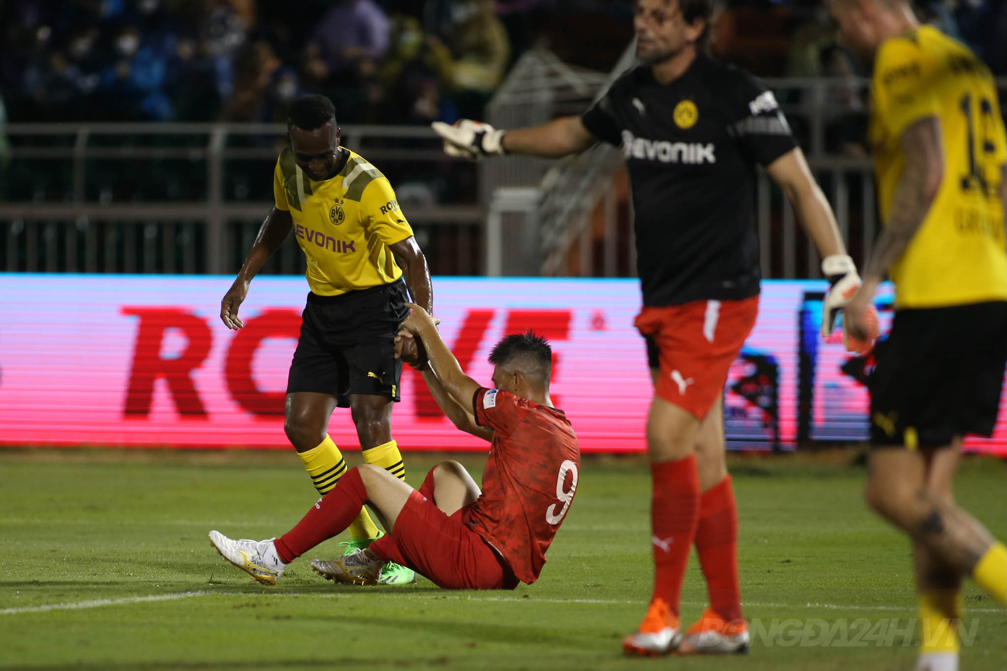 Những cái ôm ấm áp trong trận đấu ý nghĩa True Love 4